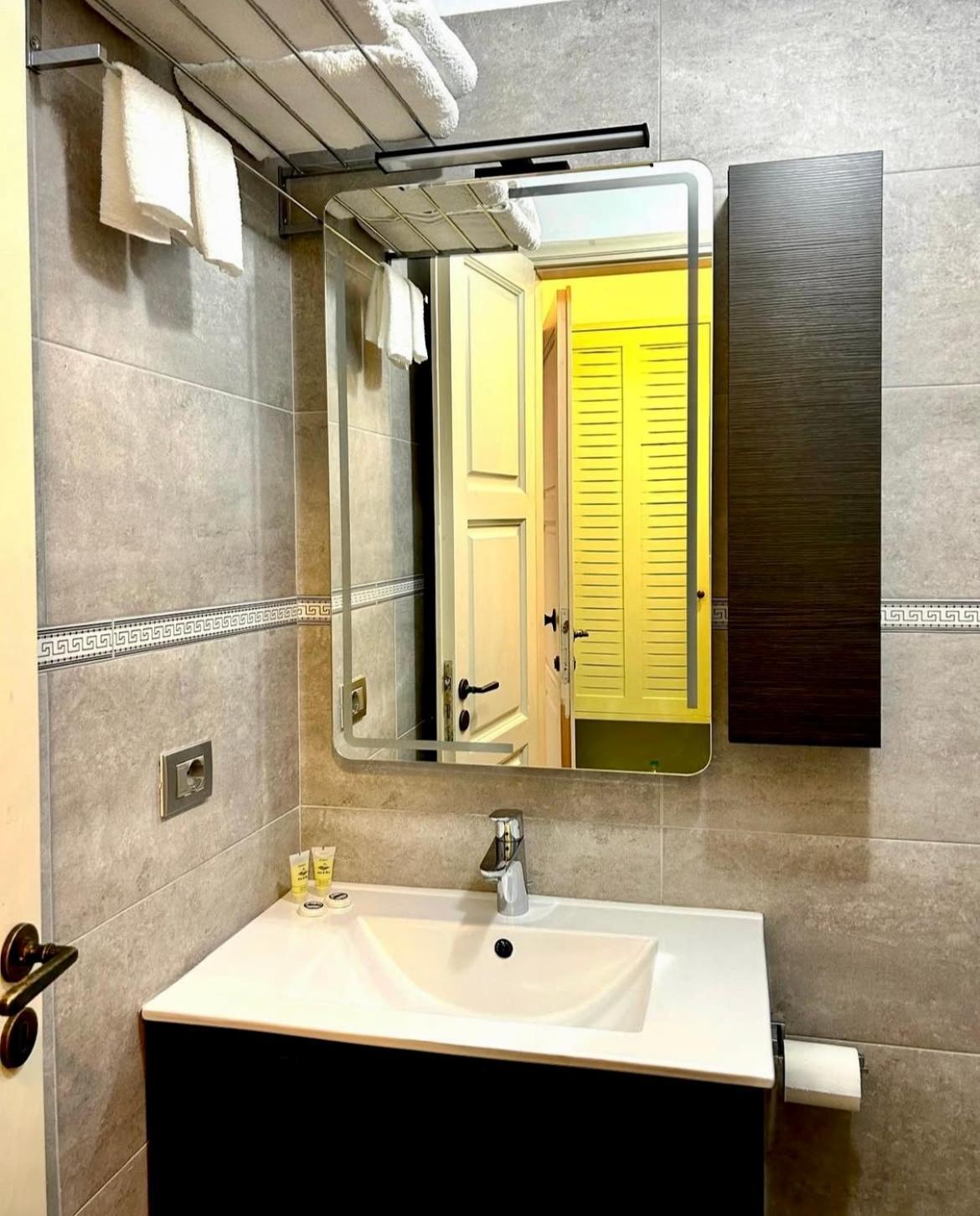 1932 Bed & Breakfast Himare