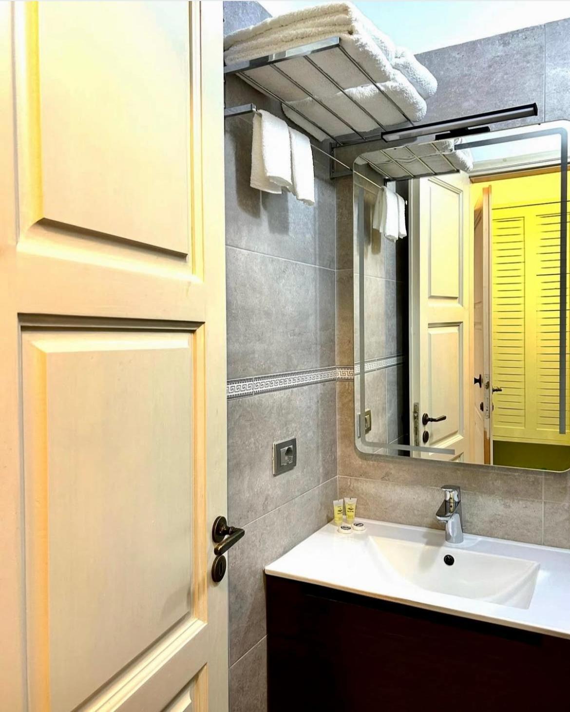 1932 Bed & Breakfast Himare