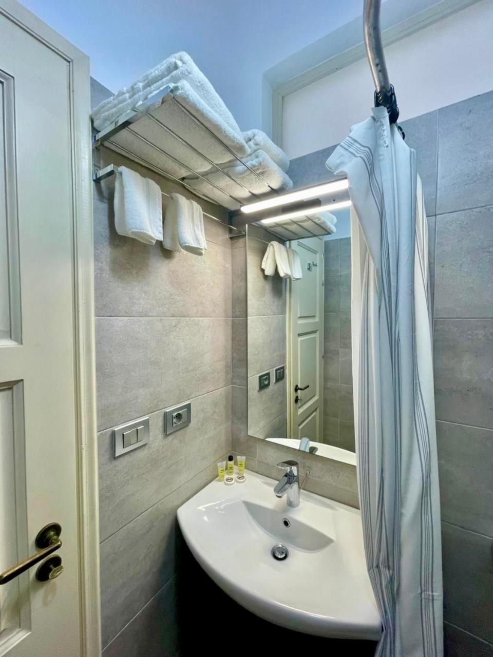 1932 Bed & Breakfast Himare